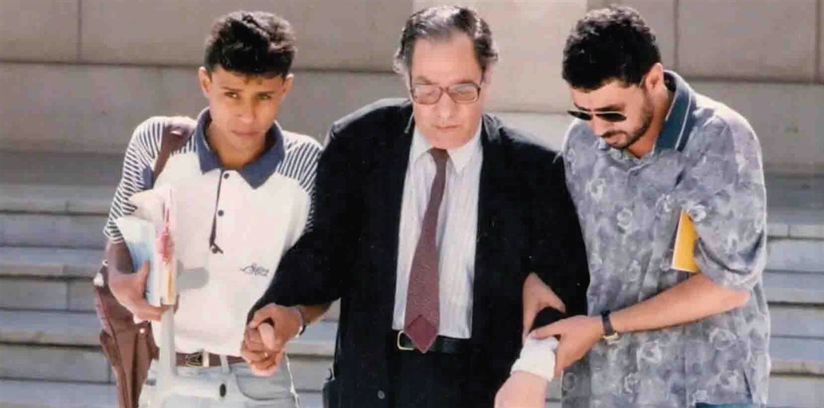 غالي شكرى مع اثنين من تلاميذه