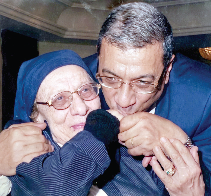 قبلة على يد والدته
