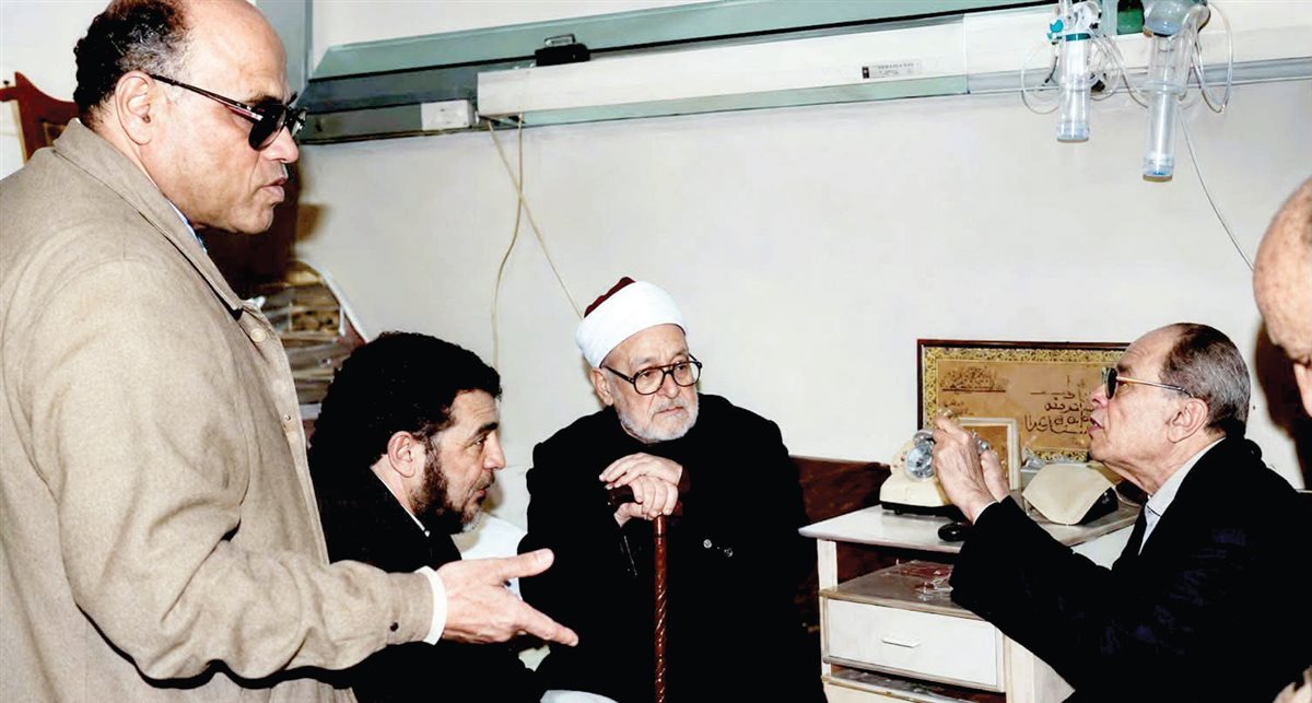 الشيخ محمد الغزالى يزور نجيب محفوظ فى المستشفى ويظهر فى الصورة محمد عبدالقدوس ويوسف القعيد