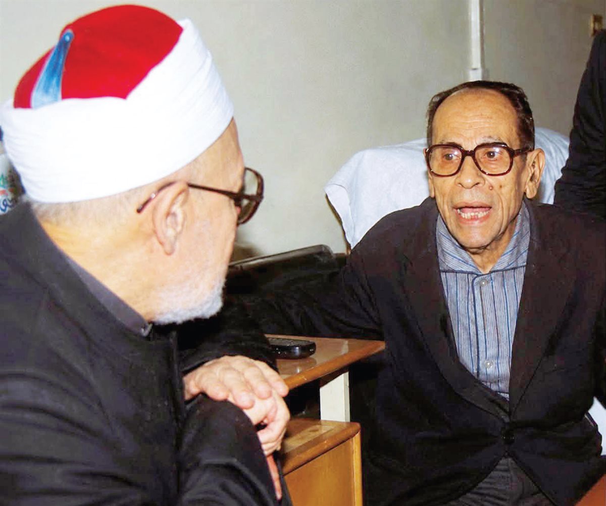 حديث بين نجيب محفوظ والغزالى فى المستشفى