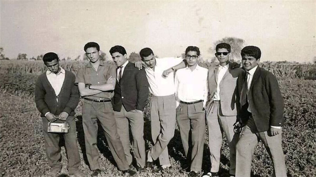 مصطفى مع أصدقاء المدرسة فى بيلا