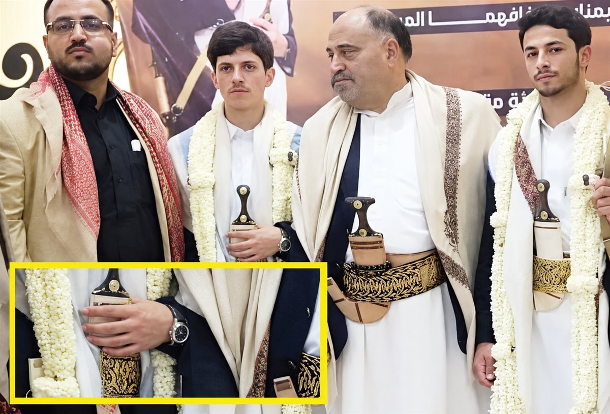 أحمد عبد الملك الحوثى مع عدد من رجال أبيه