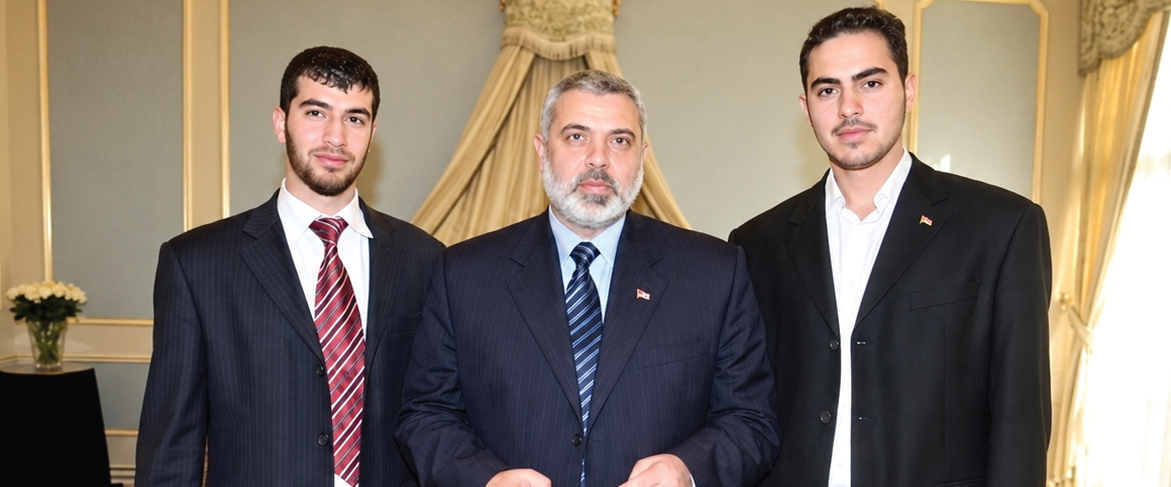 إسماعيل هنية مع اثنين من أولاده
