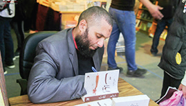 ماجد شيحة يوقع أحد أعماله