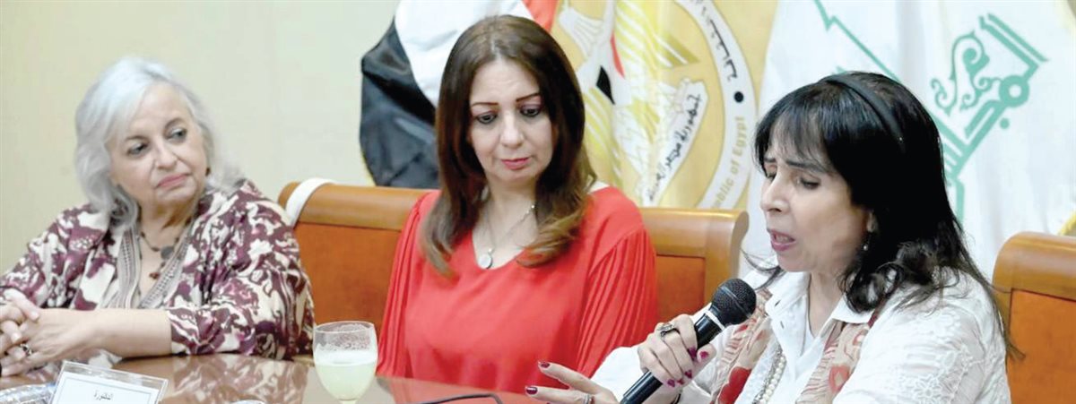 كوثر مصطفى فى إحدى الندوات