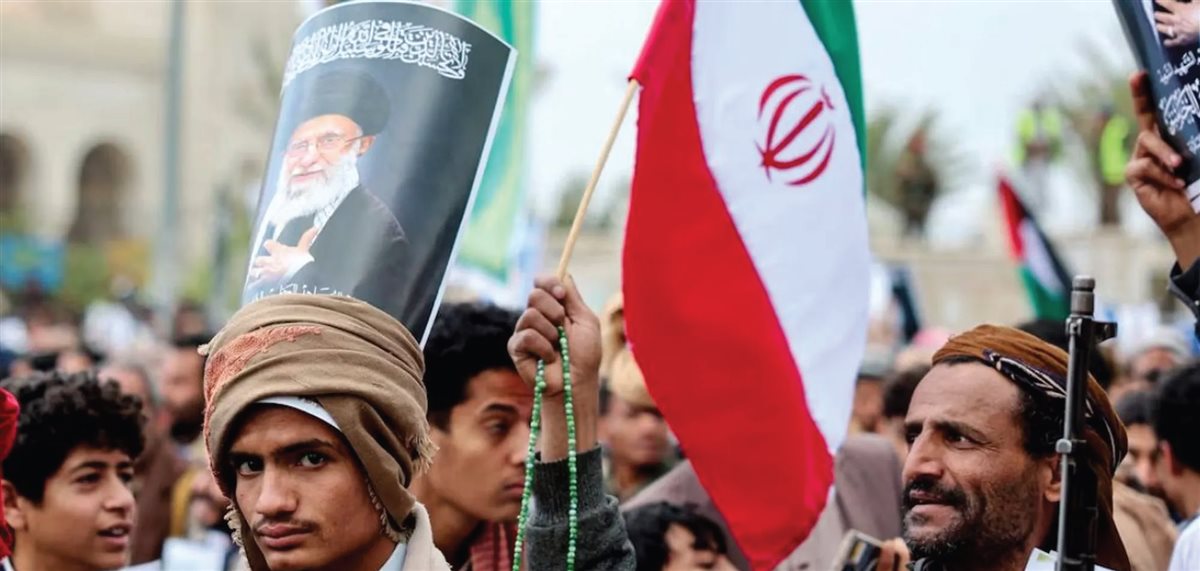 عناصر تابعة لجماعة الحوثى ترفع صورة المرشد الإيرانى السابق على خامنئى