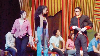 قمر الغجر.. عين على المسرح الغنائى وأخرى على التاريخ