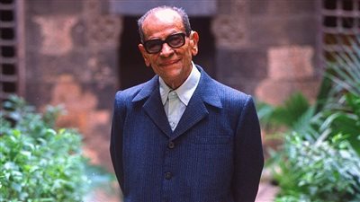 نجيب محفوظ: حقيقة أقوالى عن كتاب سلمان رشدى