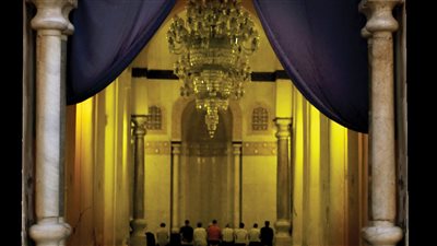 رحلة البحث عن اليقين بين الأديان.. إله واحد وشرائع متعددة (ملف)