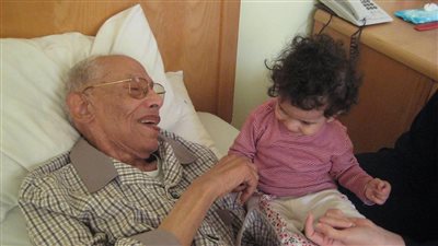 عناق ألزهايمر.. حين صافحت ابنتى مصطفى محمود