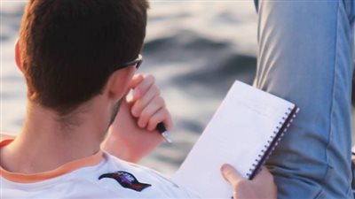   «نزوات شعرية».. إعادة تشكيل العالم عبر ألعاب الحضور والغياب