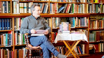 جـون ستـوك:«CIA» أدارت معامل سرية لـ«التحكم فى الأدمغة»