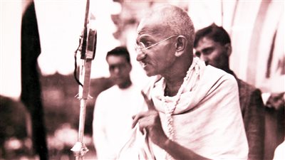 فى حَضرَة زعيم الهند الأكبر غاندى.. متى فكر فى استقلال بلاده؟ 