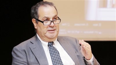 أنــور مغيث: البشر الآن لا يريدون الفلسفة من باب «لازمتها إيه»؟