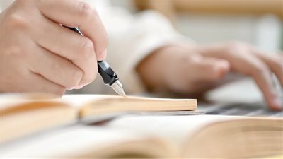 كرة ثلجية.. عندما يكون الكاتب بين مشروعين