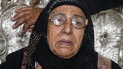 الحاجة رتيبة «أُم» أحمد زكى: «نكشت» تراب قبره لأنى لم أحضر الدفن!