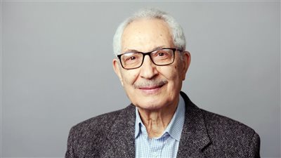 مواجهات سيد النقد.. د. صبرى حافظ: جوائزنا العربية فسدت حين تحولت إلى مسابقات فى المحاباة وفنون الاتصال والمجاملات