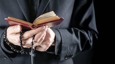 عملية صعبة.. رحلة مؤلفة لاختيار العنوان المثالى لكتابها